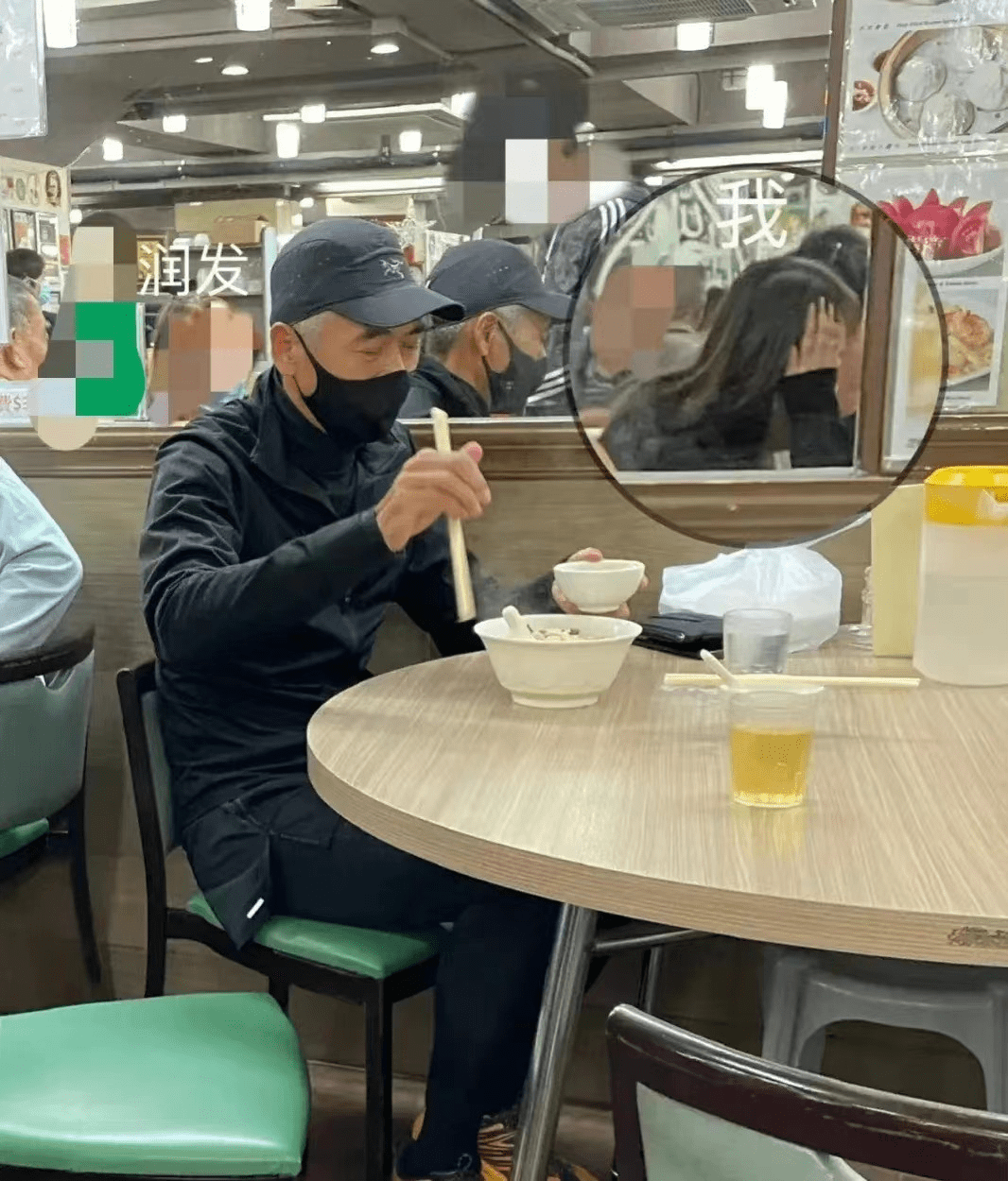 网友偶遇周润发孤身吃面,66岁的他头发斑白脸部发皱惹人心疼_电影