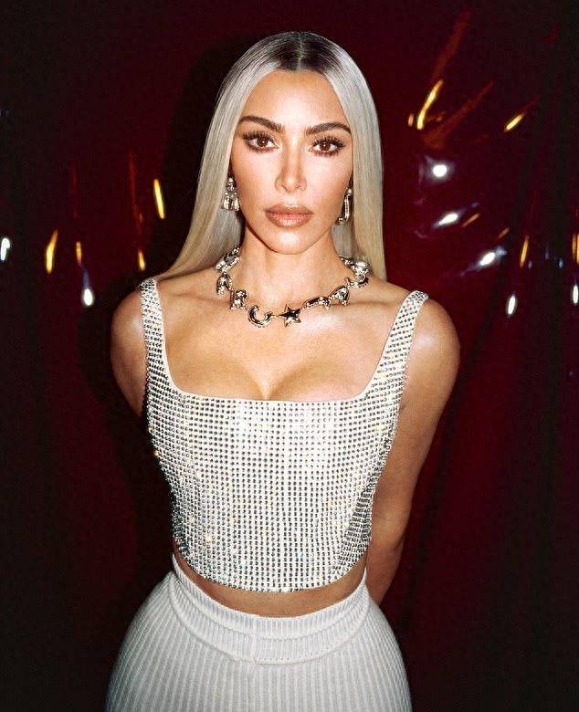 卡戴珊变金发美女,女人味十足,自有品牌成立,成为nba官方内衣合作伙伴