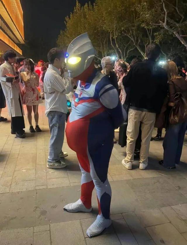 有一个啤酒肚奥特曼,应该是胖了之后的奥特曼,但是他胖了,飞不了,所以