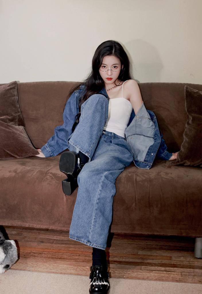 孙芮分享牛仔造型写真, 时尚帅气兼具甜酷十足
