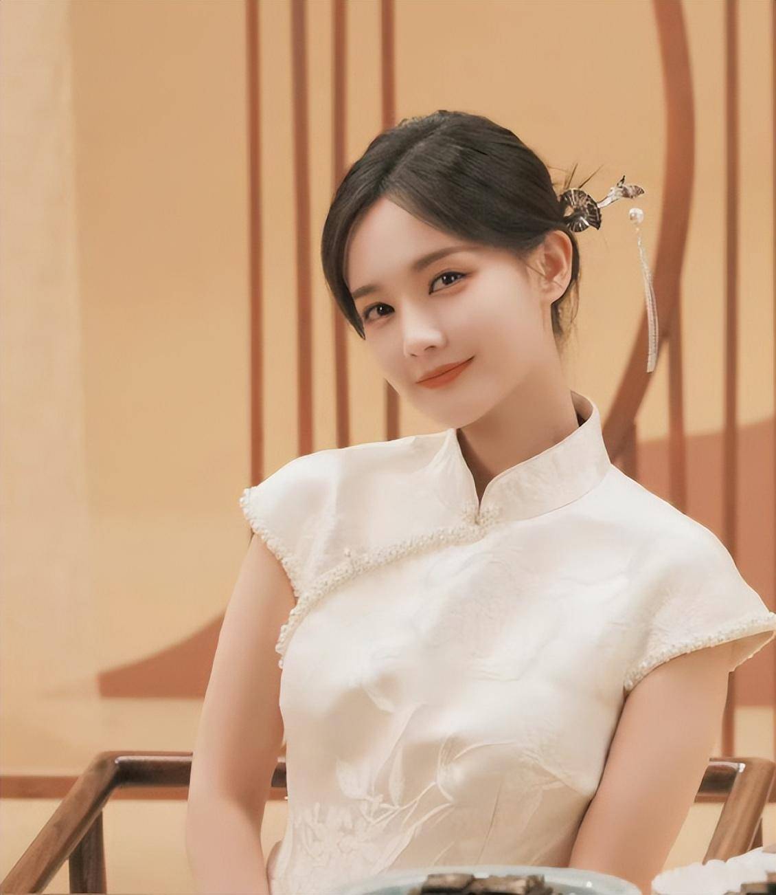 李一桐变身"民国名媛",米色珍珠旗袍魅力十足!