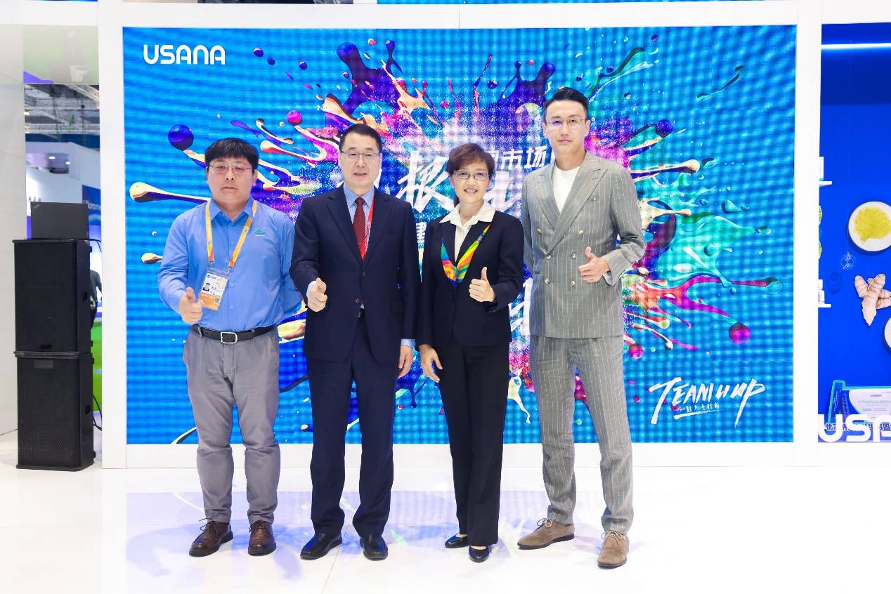 (从左至右):中国人口福利基金会社联部部长吴小兵,中国外商企业投资