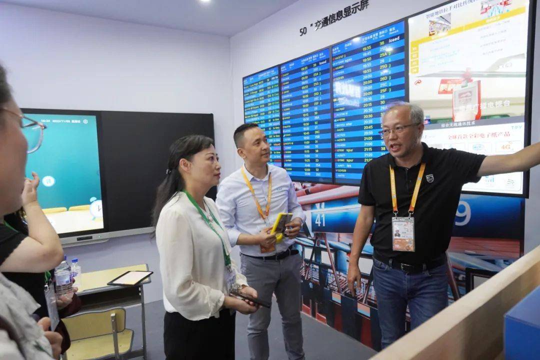 冠捷科技集团总裁宣建生博士表示:视讯产品需与时俱进,唯有不断进行