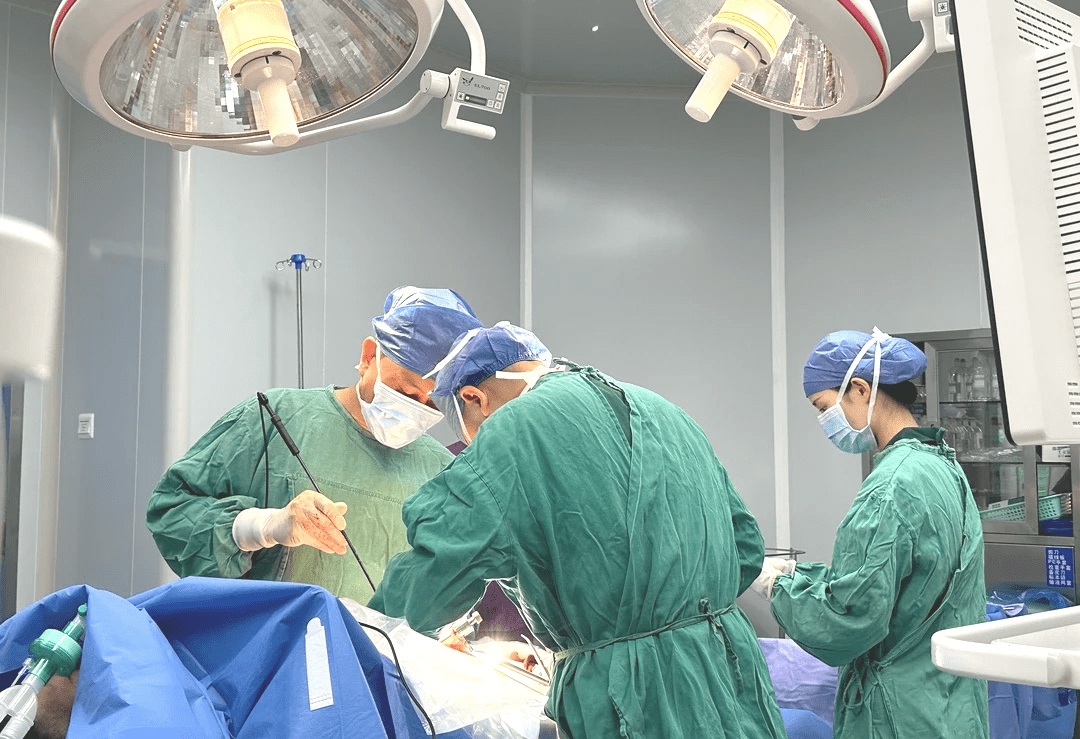 新疆老伯跨越千里奔赴深圳保胆,取出鸽子蛋大结石!