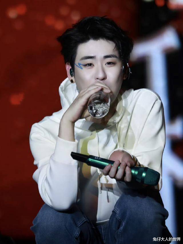 虽然张云雷演唱会不属于德云社的管辖范围.