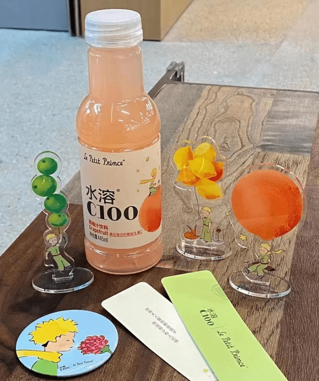 玩联名,水溶c100的品味也很"高雅",在尖叫联名奥特曼,农夫山泉婴儿水