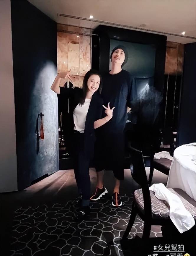 周渝民结婚8年公开与妻子相处细节,喻虹渊在婚姻里会不会太卑微_生活