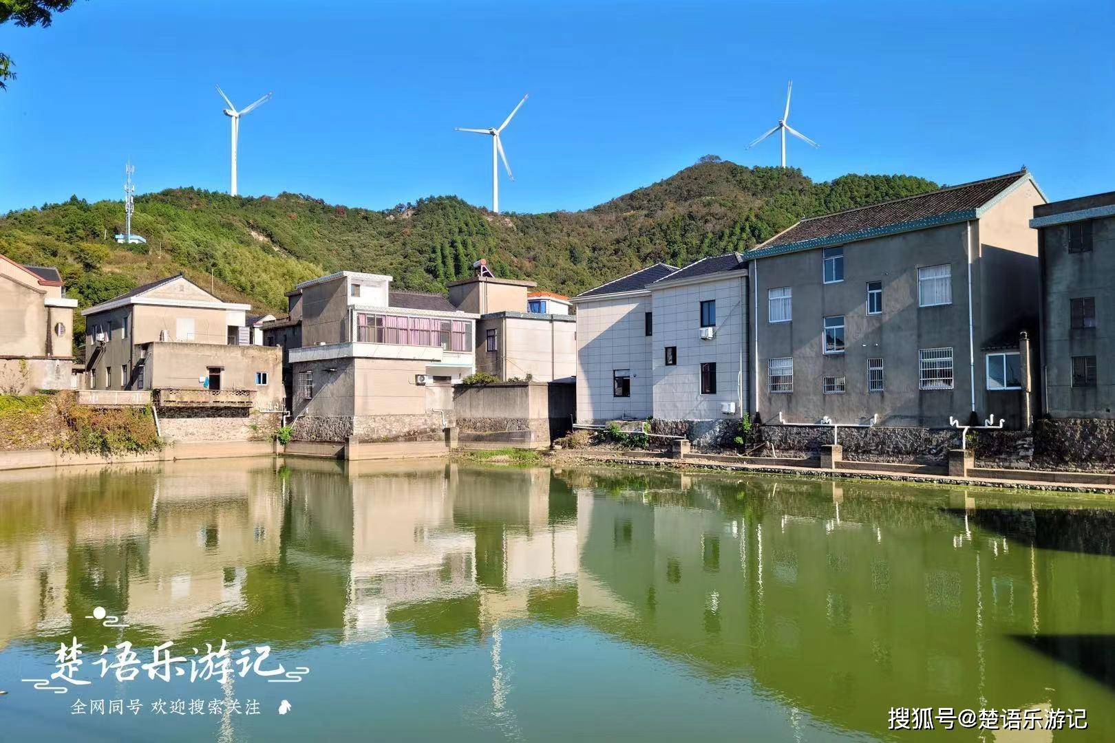 中堡村的四周都是山峰,连绵的青山上都是风车,站在村中的任何角落仰望