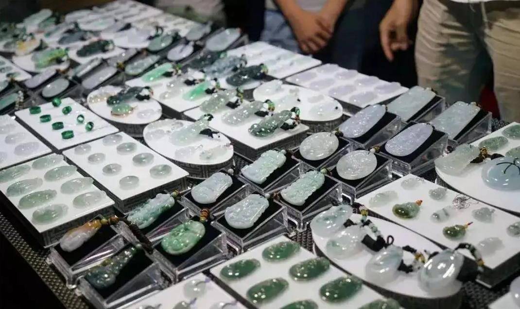 2000年,江苏女工人在车库偶遇收养16岁孤儿,15年后