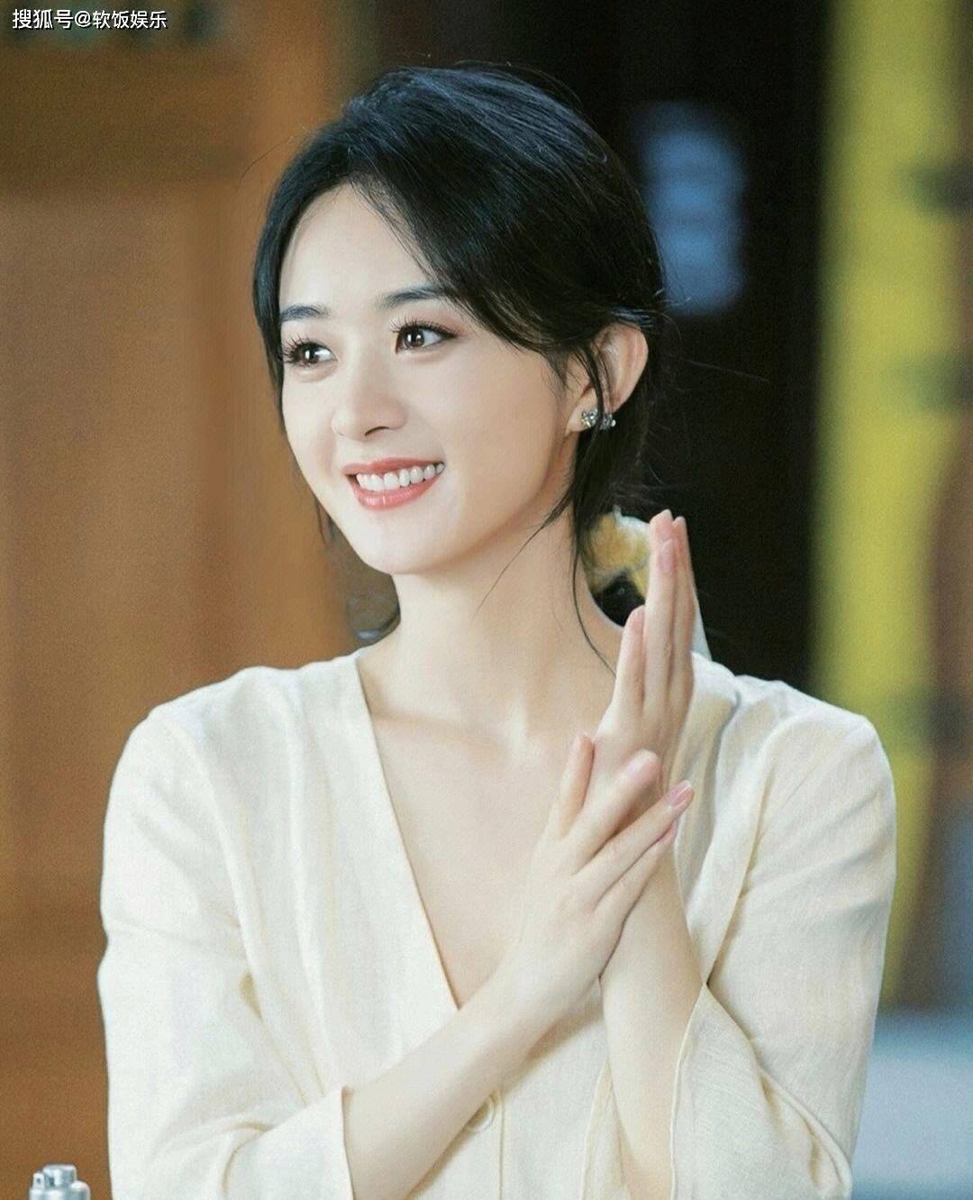 36岁赵丽颖大口吃汉堡!