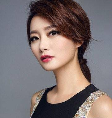 她和陈乔恩一起出道,王子变青蛙的女二,现在却饰演