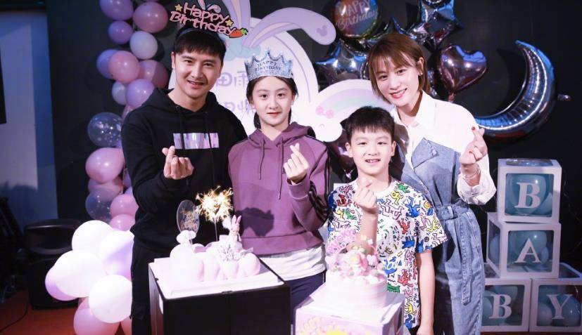 田亮一家四口近照曝光,森碟五官精致变化大,高个头直逼父母_叶一茜