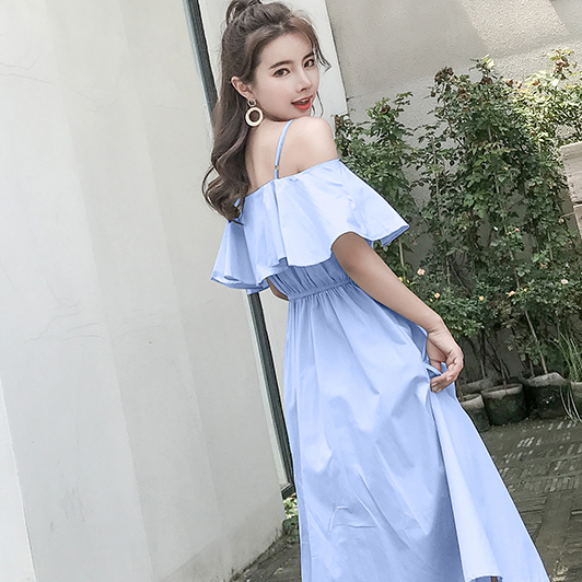 超级软妹的一款连衣裙,清纯的吊带一字领,飘逸灵动的荷叶边设计,在