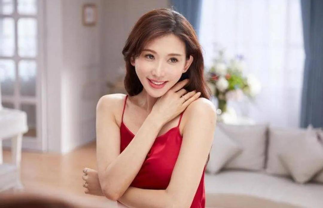 林志玲身穿吊裙秀出曲线美身材,令人钦佩的性格让人暖心!