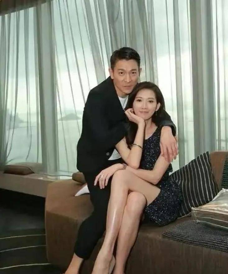 刘德华和林志玲同框,刘德华西装帅气稳重,林志玲开衩裙性感迷人_分析