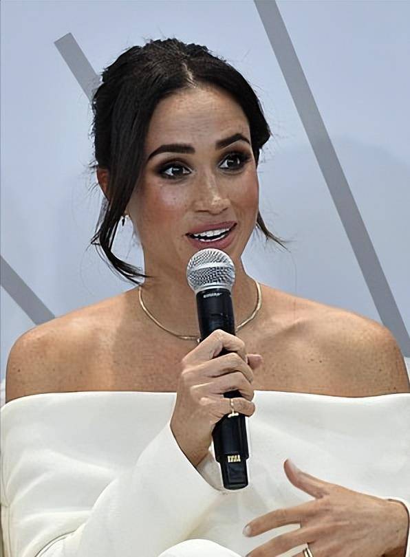 梅根最新亮相太惊艳了!漂亮的白肩套装,比凯特更优雅