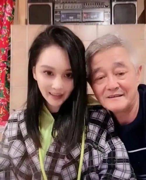 赵本山女儿球球宣布生完孩子退网,不差那两个钱