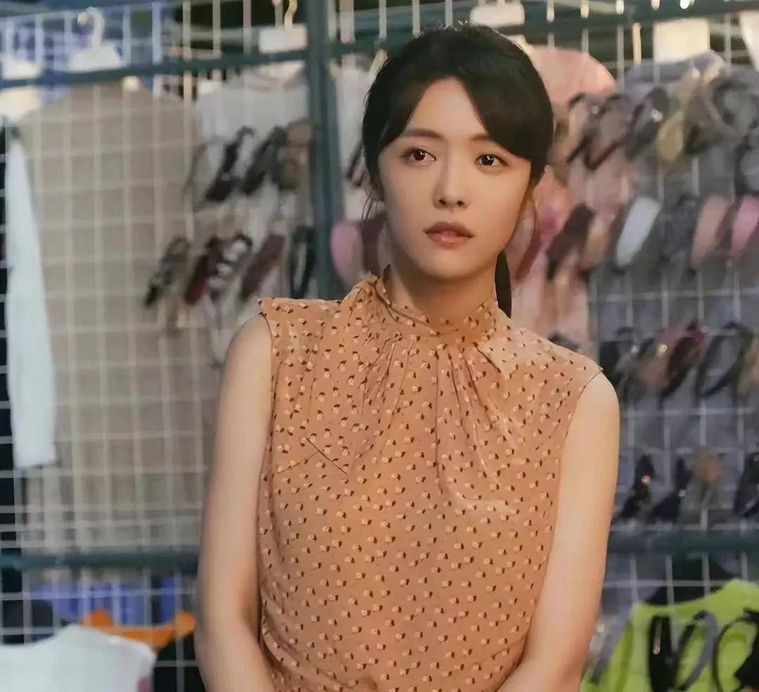 一个月同时上映2部正剧,还都是女主角,蔡文静算是这个月的大赢家了.