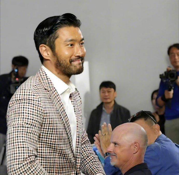 36岁崔始源络腮胡造型亮相,发福50斤认不出,被误认为费翔!