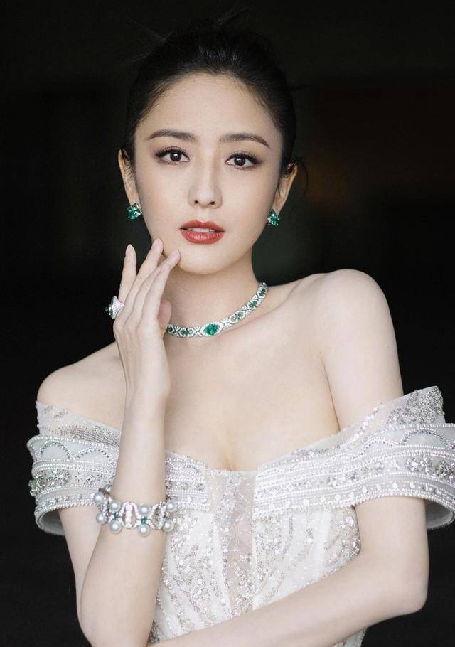 40岁佟丽娅,着实性感迷人啊!_广大观众_表演_时尚