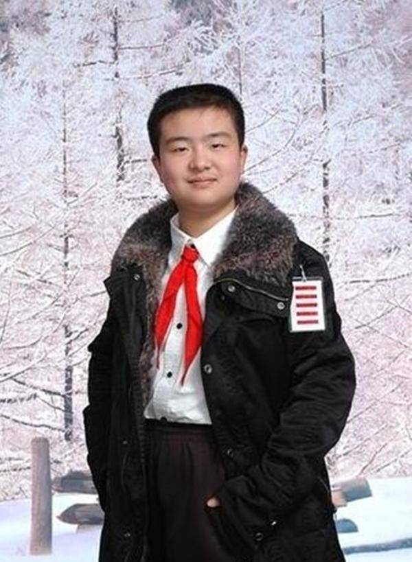 10年前,走红网络的"五道杠少年"和"不屑弟",如今怎样了_黄艺博_网友