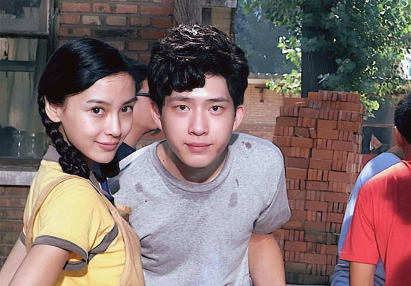 2014年,井柏然与影帝刘德华合作出演《失孤》,童年凄惨的他将剧中的
