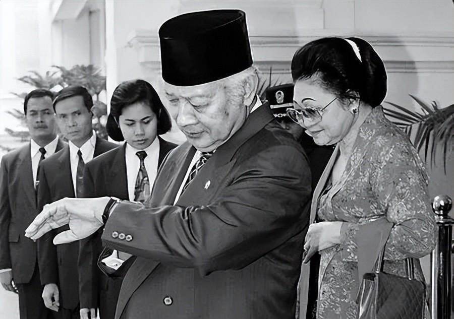 岁参加殖民军队,21岁当伪军,45岁官至少将,执政32年_印尼_苏加诺_政变