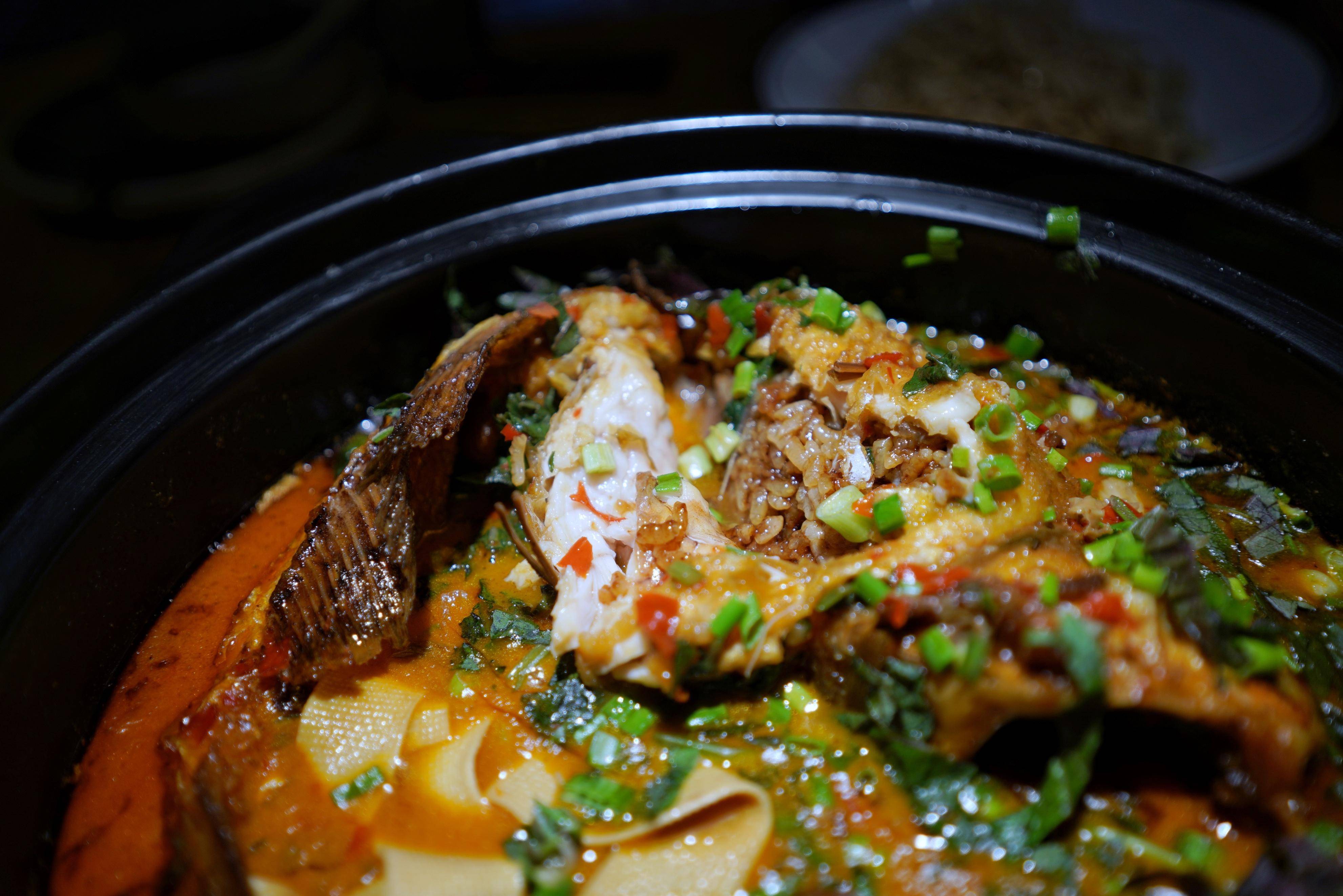 用土罐子煲的牛腩,鱼肚里填糯米,厦门这家湘西口味土家菜好下饭_香气