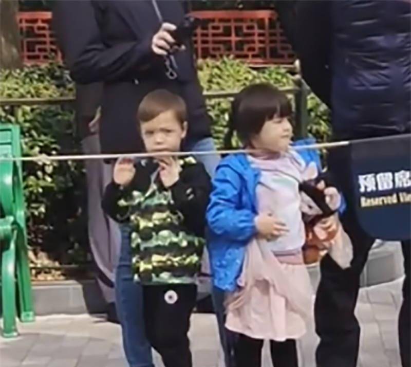 撒贝宁一家4口被偶遇,混血儿女正面照曝光,妻子全程当甩手掌柜_李白