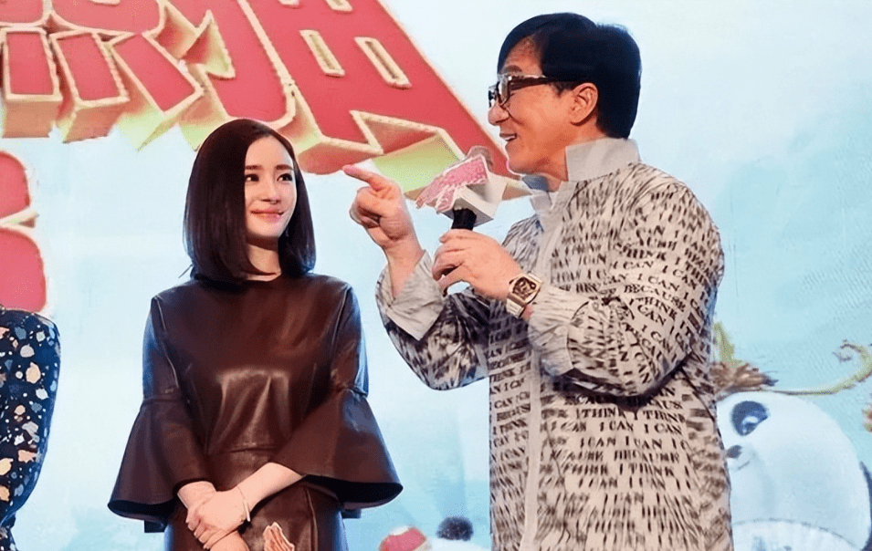 49岁成龙和17岁杨幂合拍广告,成龙拿50万,杨幂六百,成龙一开口就赏了5