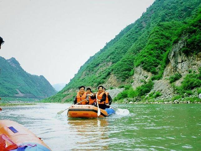 始于黄沙河,止于月亮峡,悠悠18公里,沿江两岸奇峰壁立,怪石嶙峋,森林