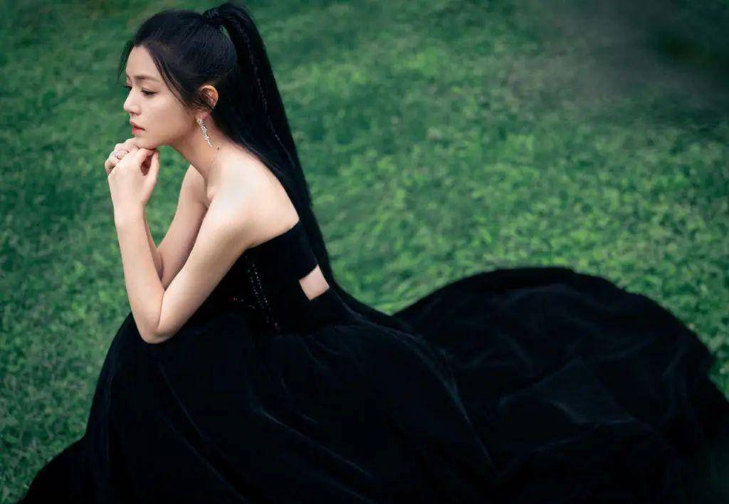 高马尾发型给陈妍希增添了新鲜感.