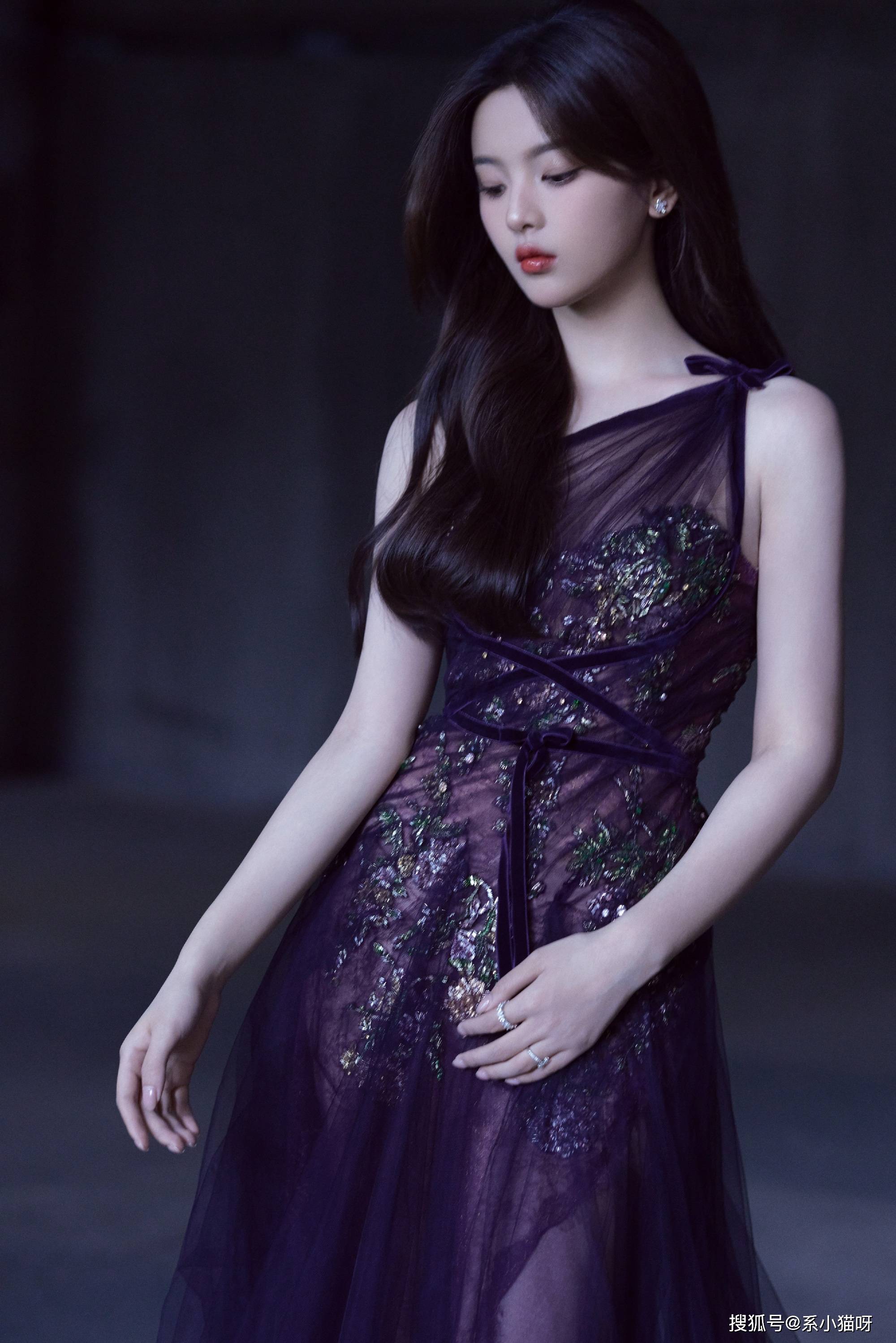 杨超越穿紫纱裙绝美,长腿若隐若现——璀璨之星的闪耀瞬间_人们_形象