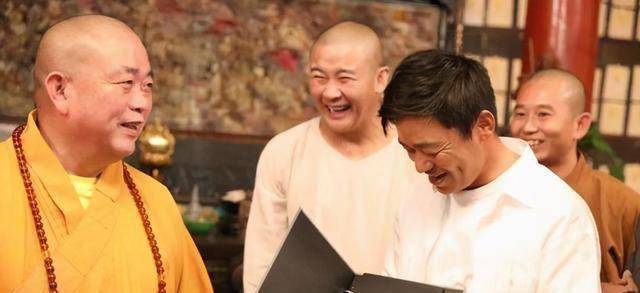 38岁王宝强重回少林寺, 衣锦还乡获师兄弟开心迎接, 大秀拳法状态好