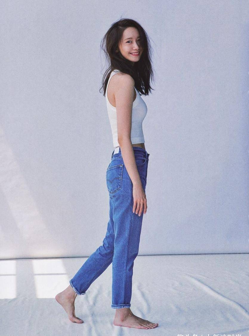 林允儿夏日写真好清纯,背心配牛仔裤简约不简单,长发飘飘太养眼_服装