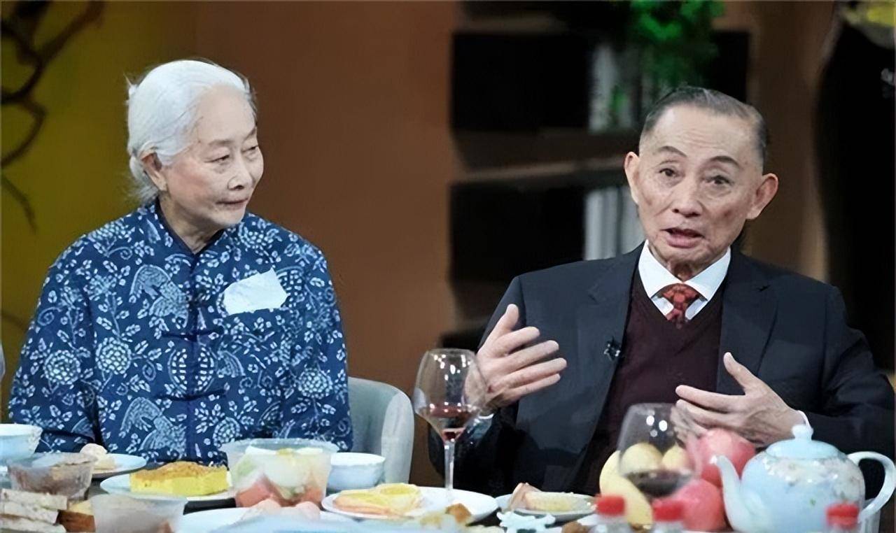 京剧大师梅葆玖评价李玉刚:打着梅兰芳旗号,却是博人一笑的小丑_演出