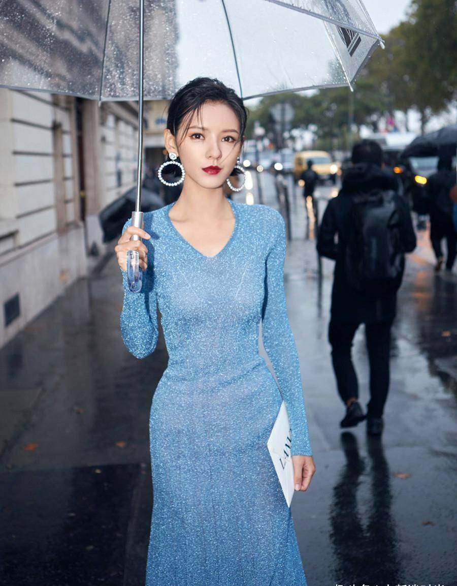 为了能够让全身的视觉效果更佳,张予曦还特意选择了一款淡蓝色的时尚