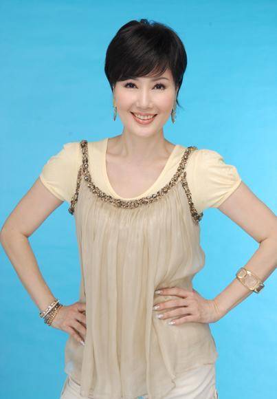 还在服兵役期间,他就忙不迭地和美女歌手马世莉谈起了甜甜的恋爱