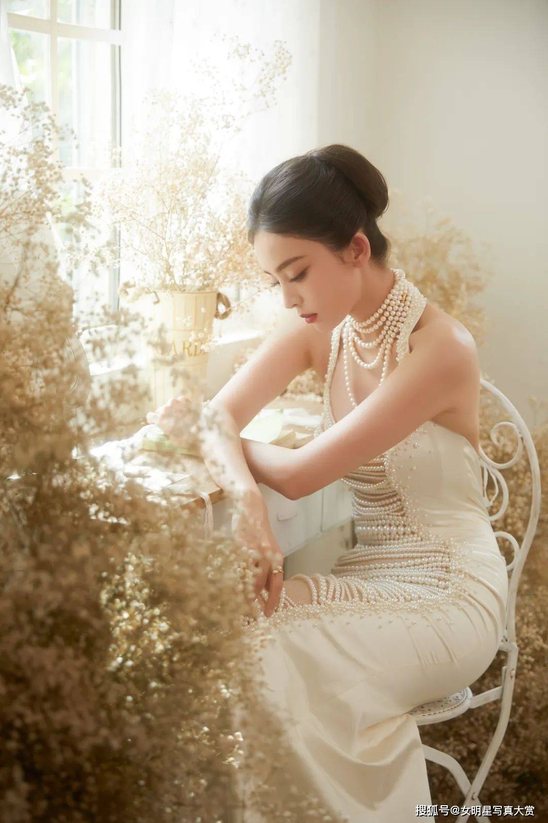 【古力娜扎性感写真美图】挂脖珍珠裙,奢华典雅,婀娜浪漫_光芒_造型