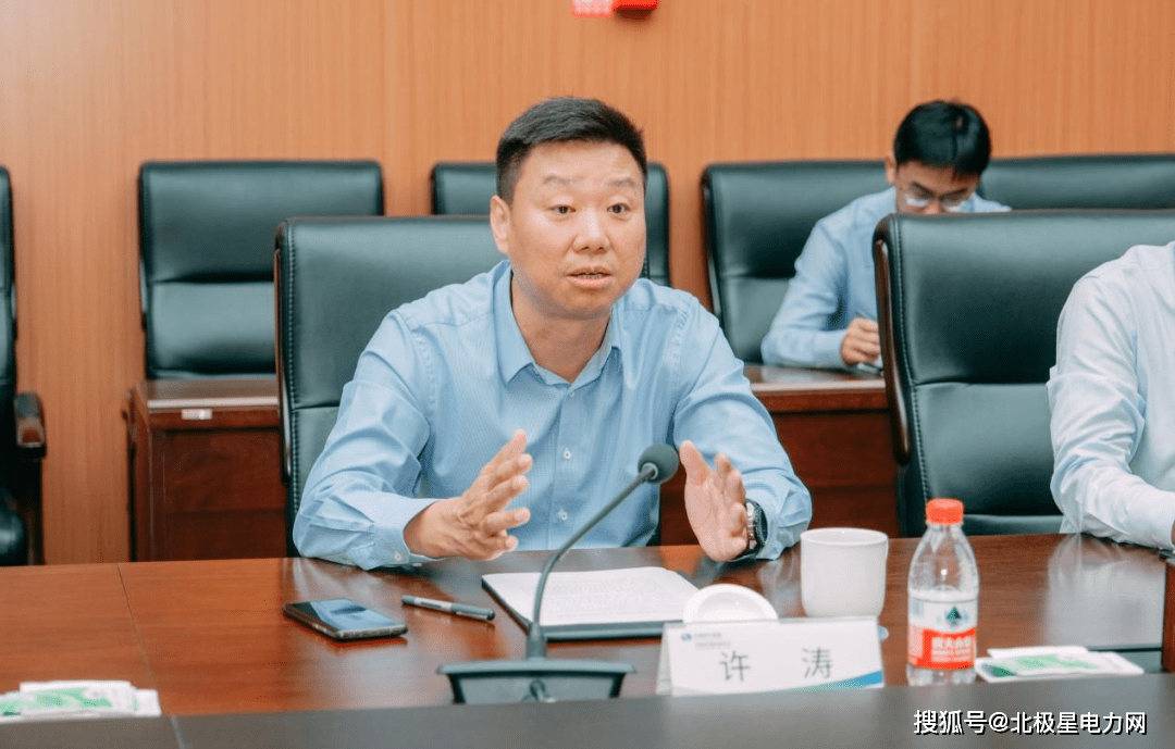 许继电气总经理许涛,副总经理樊占峰,烽火通信副总裁范志文出席签约