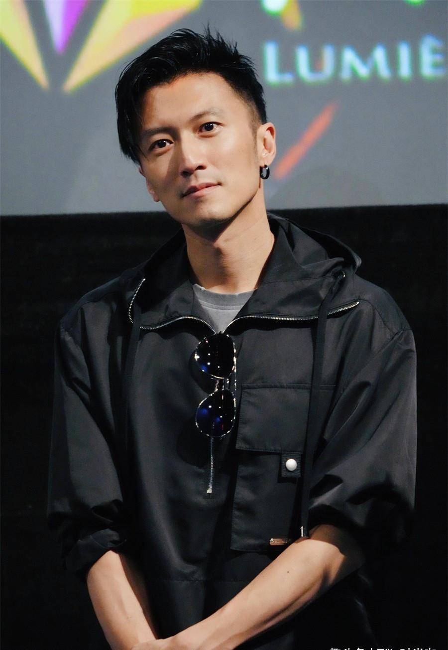 谢霆锋都41岁了,还这么有男人味,戴耳环梳油头一点不油腻_造型_服装