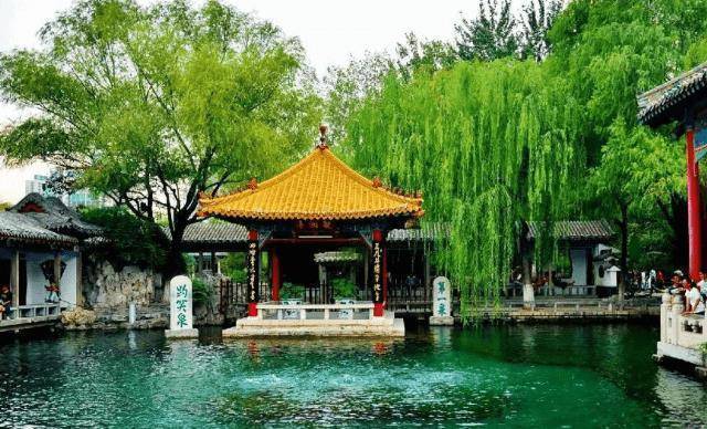 个要说的旅游景点是山东省济南市著名的水系风景区,就是济南的趵突泉