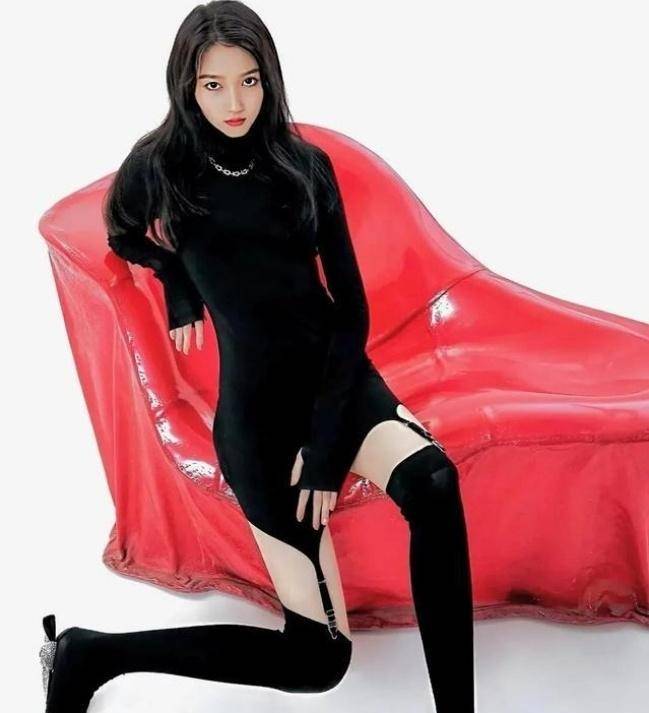 关晓彤变得越来越开放,黑色吊带袜连裤袜展现迷人身材!