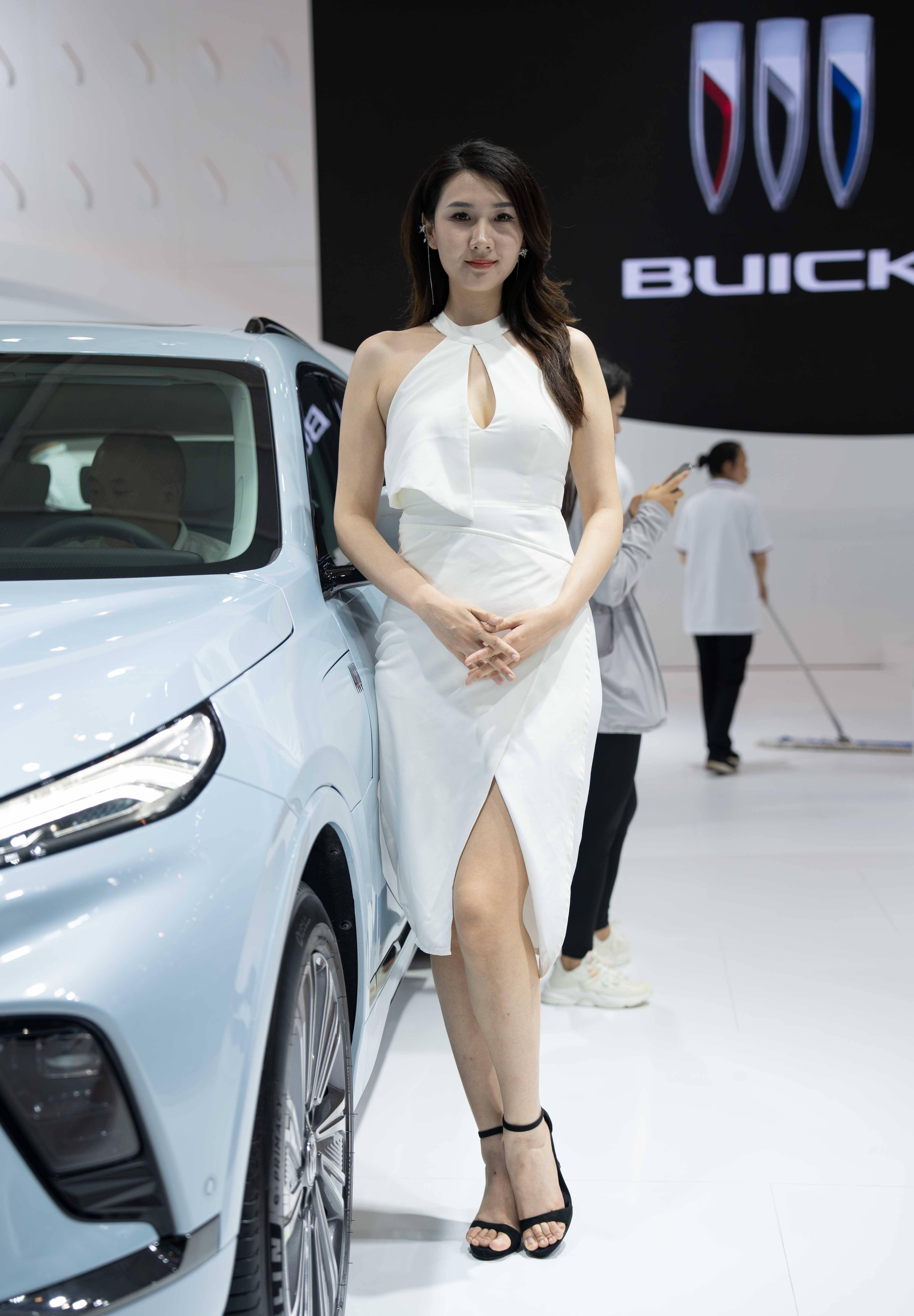 性感胖车模和黑裙车模,你更喜欢白裙还是黑裙?_观众_连衣裙_黑色