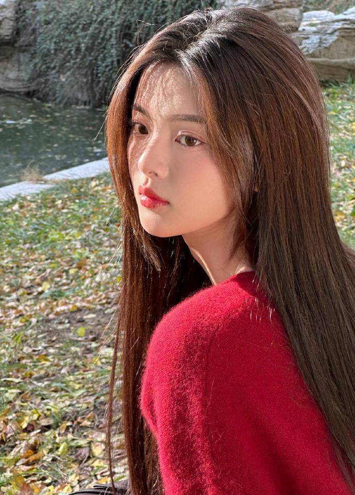 杨超越立冬分享美照,嘟嘴卖萌宛如初恋,小露香肩显性感_美得_照片