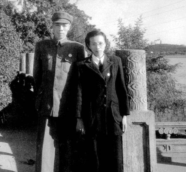 陈修良的丈夫沙文汉赠诗壮行:"男儿一世当横行,巾帼岂无翻海鲸?