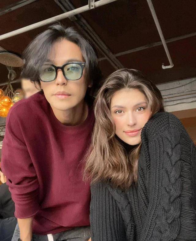 钟妮的真名是黄晓峰,英文名叫johnny.他不仅长得帅,而且演技也不错.