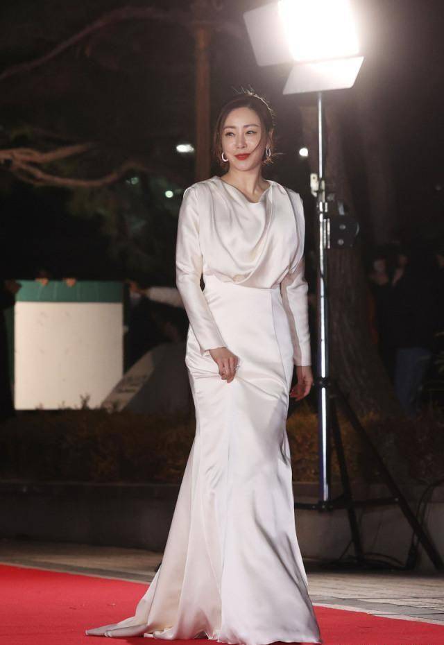 国外大钟奖红毯:金惠奫太保守,朴素丹华丽高贵,吴娜拉有女人味_礼服