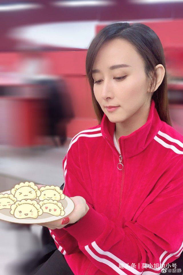 但胡静还是渴望有自己的事业,在《人民的名义》中,她一人分饰两角,并