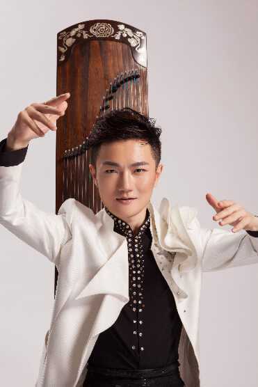 第七届中国音乐金钟奖金奖获得者,两届央视"十大青年古筝演奏家"蝉联